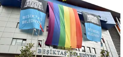 Beşiktaş Belediyesi binasındaki gökkuşağı bayrağı fotoğrafı güncel mi?