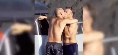 Emmanuel Makronun kişi ilə öpüşdüyünü göstərən video realdır?