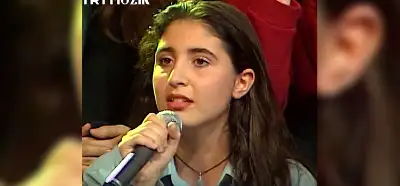 Barış Manço'nun programında şarkı söyleyen seyirci Aşkın Nur Yengi mi?