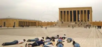 Fotoğrafın Anıtkabir'de yere uzanan insanları gösterdiği iddiası