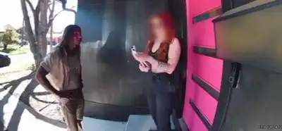 Video görme engelli bir kadının ilk buluşmasını mı gösteriyor?