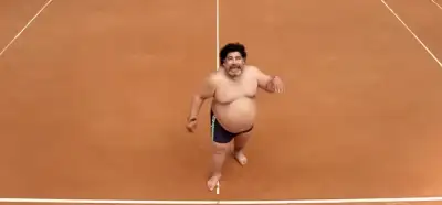Videoda tenis topunu sektiren kişi Maradona mı?