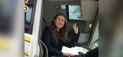 Finlandiya Başbakanı Sanna Marin ilk iş gününe eşi tarafından tırla mı bırakıldı?