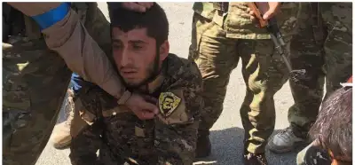 Foto Hələbə hücum zamanı əsir götürülən şəxsi göstərir?