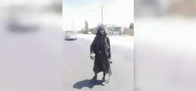 Fotoğraf Suriye’de HTŞ’ye bağlı bir trafik polisini mi gösteriyor?