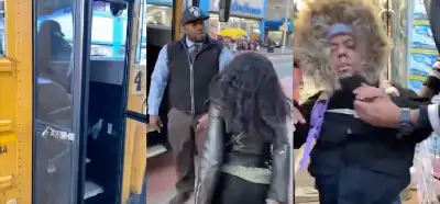 Çocuk taklidi yaparak okul otobüsüne binen kişiyi gösteren video gerçek mi?