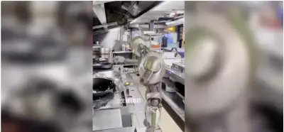 Çində mətbəxdə işləyən robotun videosu realdır?