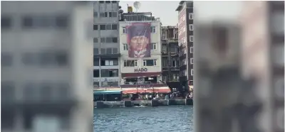 Şəkildə boykotlardan sonra Madoya asılmış Atatürk bayrağı göstərilir?