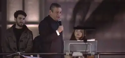 Saraçhane'de Özgür Özel'in arkasındaki duran kişi Ezgi Yıldız mı?