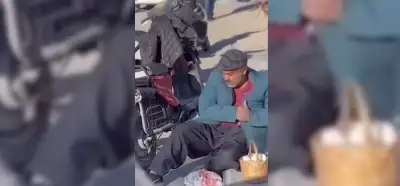 Yumurtaların üzerine saman dökülen video gerçek bir olayı mı gösteriyor?