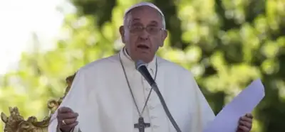 Papa Francis’in fotoğrafında gerçekte olmayan biri mi var?