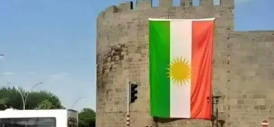 Fotoğraf Diyarbakır surlarında Kürdistan bayrağını mı gösteriyor?