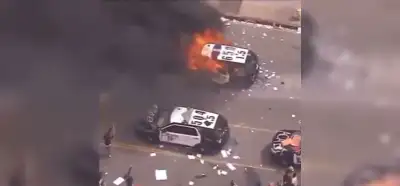 Polis arabalarının yandığı video Los Angeles'taki güncel olaylardan mı?