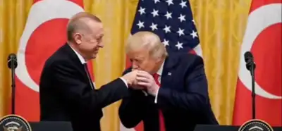 Trump'ın "Siz bizim büyüğümüzsünüz" diyerek Erdoğan'ın elini öptüğü video gerçek mi?
