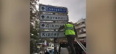 Kızılay tabelasına tel örgü çekildiğini gösteren fotoğraf gerçek mi?