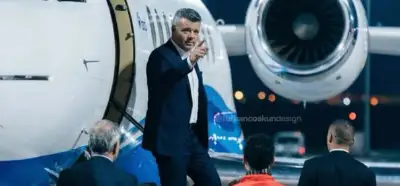 Sadettin Saran'ı uçaktan inerken gösteren görsel gerçek mi?