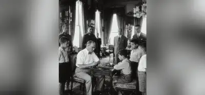 Atatürk'ün Dolmabahçe Sarayı'nda satranç oynadığı fotoğraf gerçek mi?