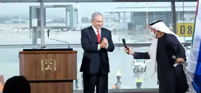 Videoda Netanyahu “Arap olduğu” için mi birinin elinden mikrofonu almıyor?