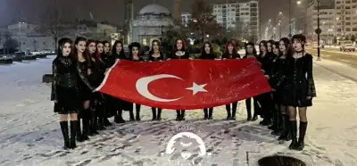 Sivaslı gotik kızları Türk bayrağıyla gösteren görsel gerçek mi?