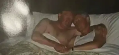 Bill Clinton ve Donald Trump’ı yatakta gösteren fotoğraf gerçek mi?
