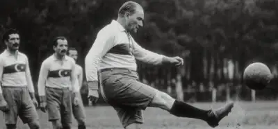 Atatürk'ün futbol oynadığı görsel gerçek mi?