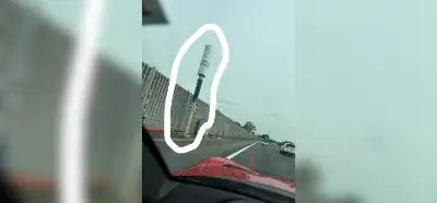 Yol kenarlarına dikilen kameralı direği gösteren görüntü Türkiye'den mi?
