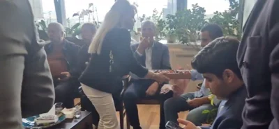 CHP Genel Merkezi'nde çikolata dağıtan ve Ferdi Zeyrek'in vefatıyla ilgili karikatürü çizen kişiler aynı mı?