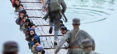 Kadınların insan köprüsü olduğu görüntüler gerçek savaş sırasında mı çekildi?