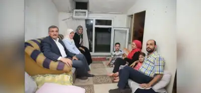 Fotoğrafın göç idaresi yetkililerinin Suriyeli sığınmacılara yaptığı ziyareti gösterdiği iddiası