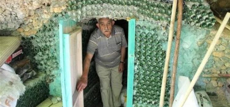 Fotoğrafın Tekirdağ'da yaşayan Hasan Gül'ün içtiği bira şişelerinden yaptığı evi gösterdiği iddiası