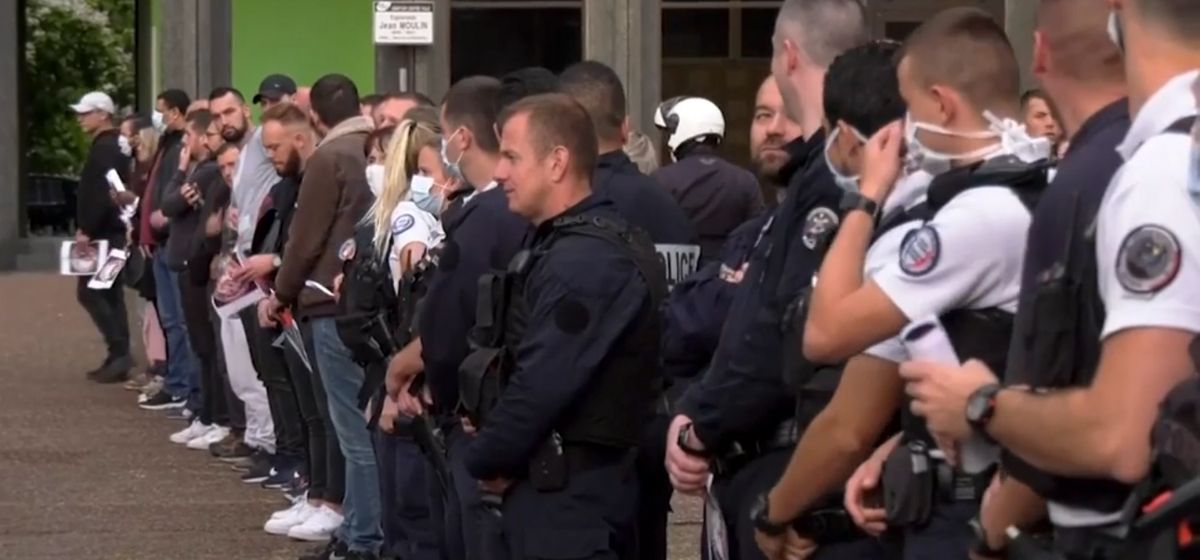 Fransa’daki polislerin yurttaşlara yaptırım uygulamama kararı alıp görevini bıraktığı iddiası