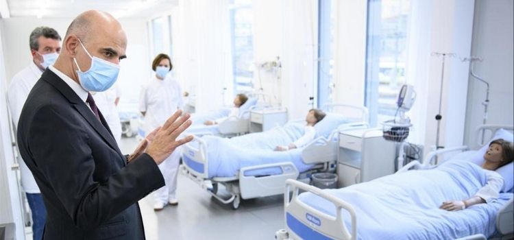 İsviçre Sağlık Bakanı'nın hastanedeki cansız mankenleri ziyaret ettiği iddiası