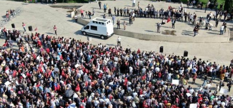Maltepe kaymakamının aşı karşıtı mitinge izin vermediği için sürüldüğü iddiası