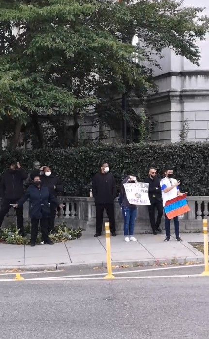 az abd ermenistan protesto canli yayin fotografin washington dcdeki ataturk heykelini koruyan siyahlari gosterdigi iddiasi