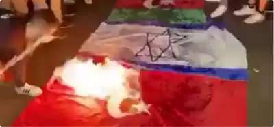 Videodakı bayraqlar Qəzzada baş verənlərə etiraz olaraq yandırılıb?