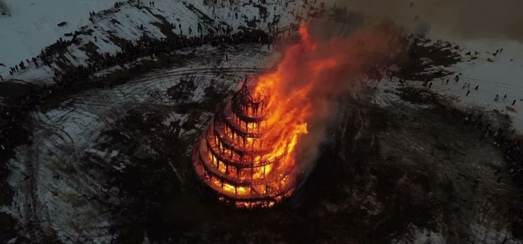 Rusya'da Babil Kulesi replikası yakılarak yeni dünya düzenine karşı konduğu iddiası