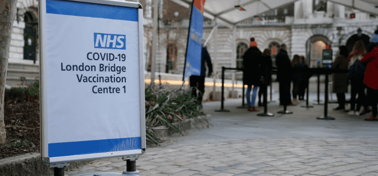 Britanya'da Covid-19 aşılarının 100 sterlin karşılığı yapıldığı iddiası