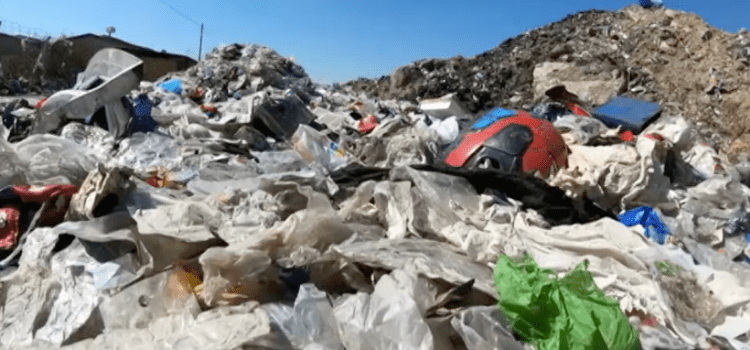 Görüntüler Türkiye’nin Britanya’dan ithal ettiği plastik atıkları gösteriyor