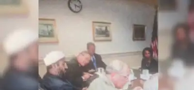 Bush ve Usame bin Ladin'in aynı masada olduğu görüntü gerçek mi?