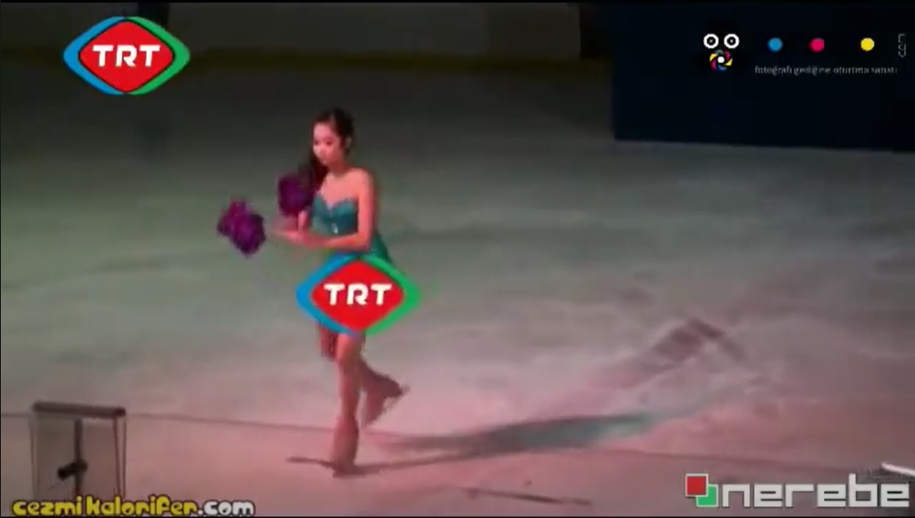 TRT'nin buz pateni yapan kadın sporcuyu kendi logosuyla sansürlediği iddiası