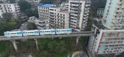 Çin’de binanın içinden tren hattı geçtiği iddiası