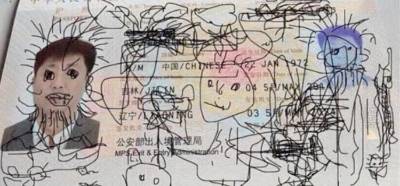 Pasaportu oğlu tarafından çizilen Çinli babanın Güney Kore'de mahsur kaldığı iddiası