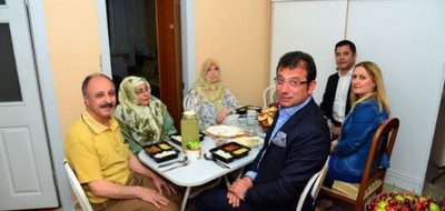 Ekrem İmamoğlu'nun gittiği iftarda yemeklerin tabldotta servis edildiği iddiası