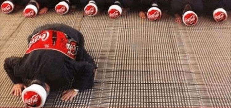 Fotoğraf Coca-Cola’nın namazla dalga geçen reklamını göstermiyor
