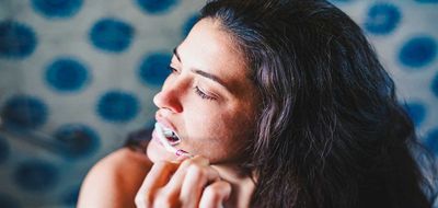 Diş macunundaki florürün epifiz bezinin kireçlenmesinin sebebi olduğu iddiası