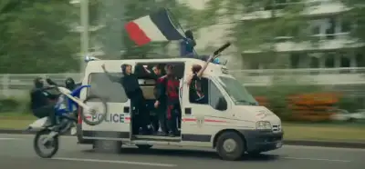 Fotoğraf Fransa’da polis aracını ele geçiren protestocuları mı gösteriyor?