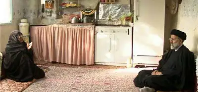 Fotoğraf İran dini lideri Hamaney'in, Reisi'nin annesini ziyaretini mi gösteriyor?