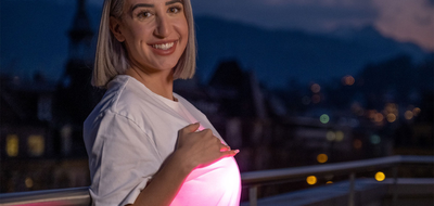 Renkli ışıklar saçan meme implantının gerçek olduğu iddiası