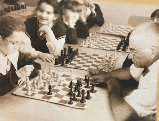 Fotoğrafın Atatürk'ün çocuklarla satranç oynadığını gösterdiği iddiası