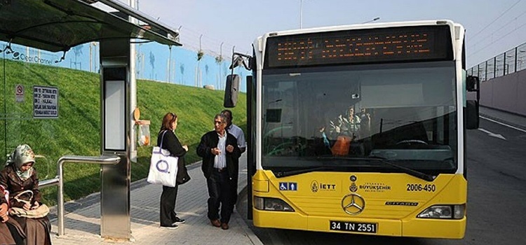 Fotoğrafın İBB’nin ayakta yolcu yasağıyla ilgili otobüse afiş astırdığını gösterdiği iddiası